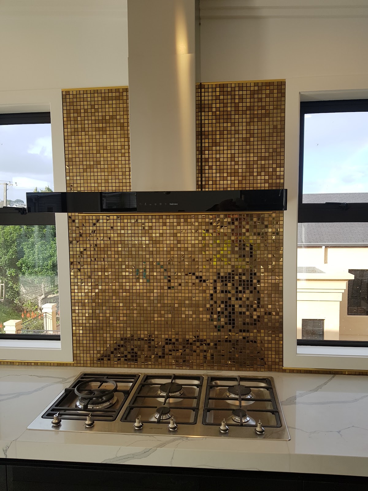 Gold mosaic kitchen splashback
